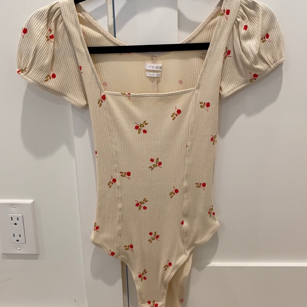 Urban outfitters floral body suit— shirt sleeve/ semi-puff sleeve